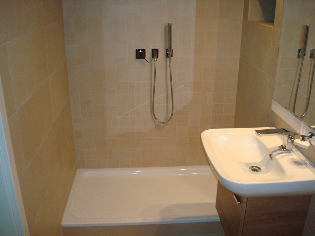 Bad mit Dusche und Waschtisch