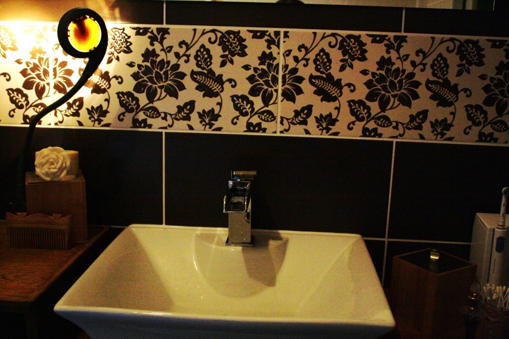 Badewanne in gefliestem Bad